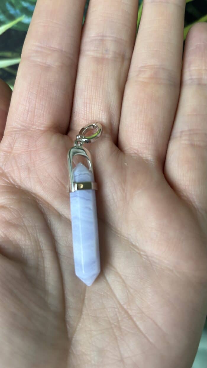 💙 Trage die Kraft der klaren Worte – mit deinem Chalcedon-Anhänger von Nursesoulangel. 1 Nursesoulangel