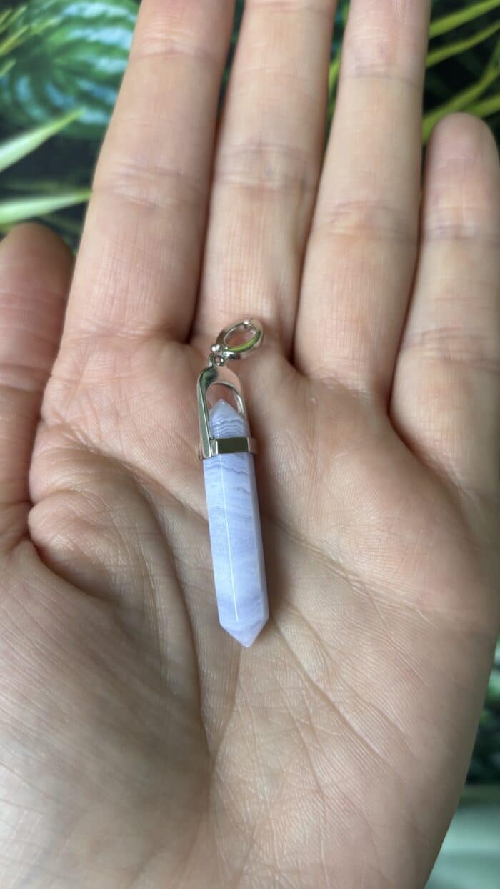 💙 Trage die Kraft der klaren Worte – mit deinem Chalcedon-Anhänger von Nursesoulangel. 3 Nursesoulangel
