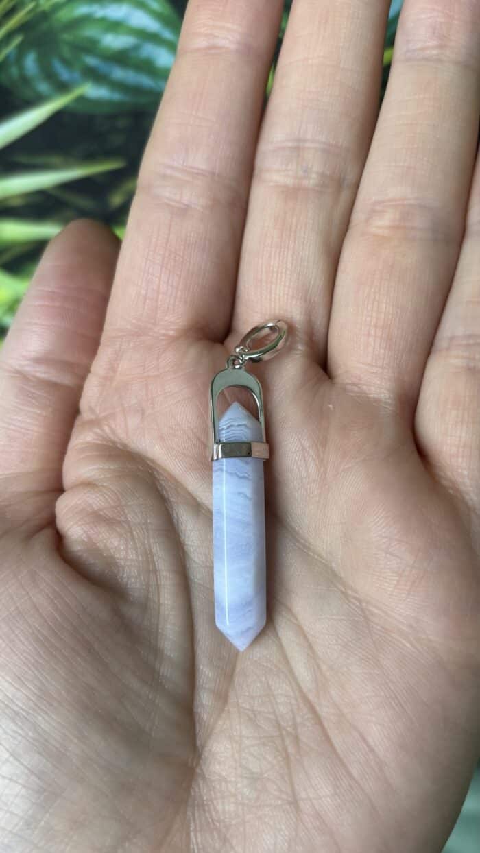 💙 Trage die Kraft der klaren Worte – mit deinem Chalcedon-Anhänger von Nursesoulangel. 4 Nursesoulangel