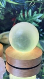 🌕 Magische Selenit-Kristallkugel – Bild 4