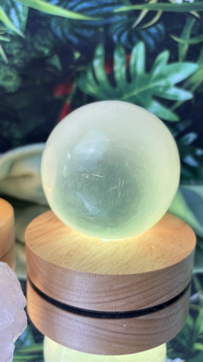🌕 Magische Selenit-Kristallkugel – Bild 4