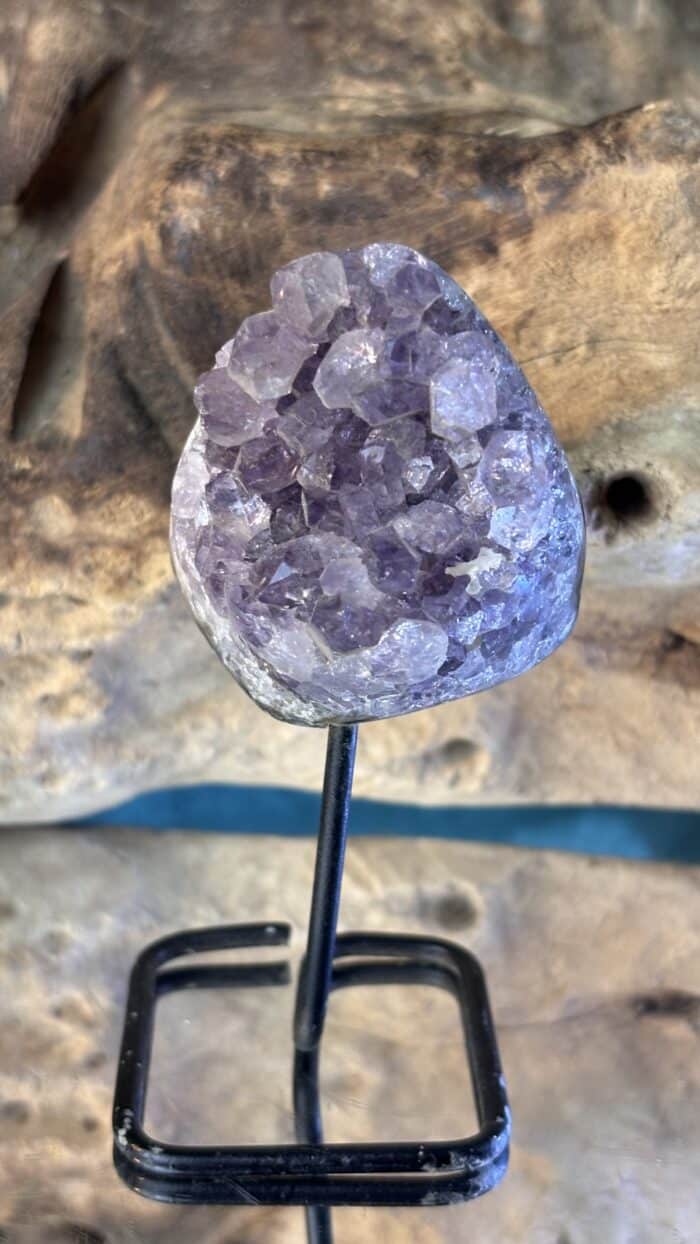 💎 Magischer Roh-Amethyst auf Metallständer – Bild 1