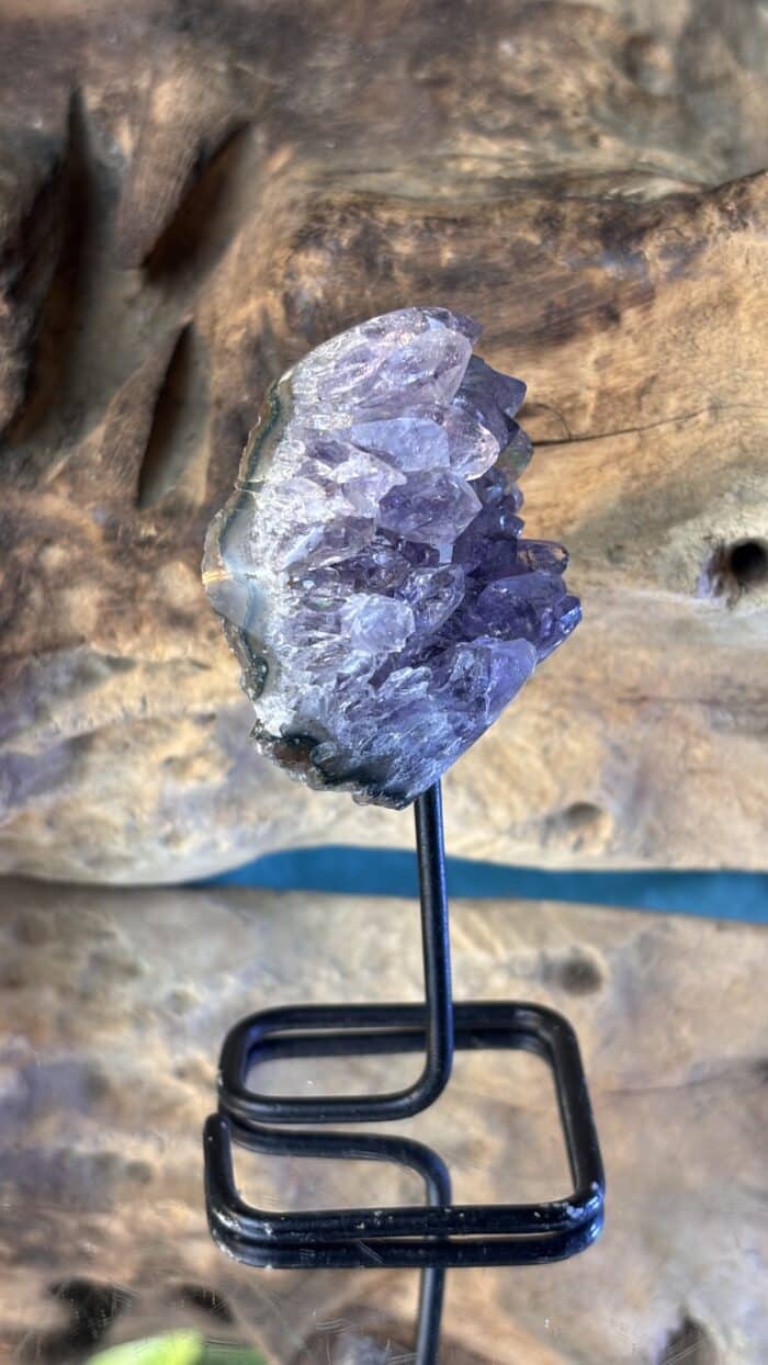 💎 Magischer Roh-Amethyst auf Metallständer – Bild 3