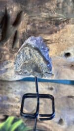 💎 Magischer Roh-Amethyst auf Metallständer – Bild 4