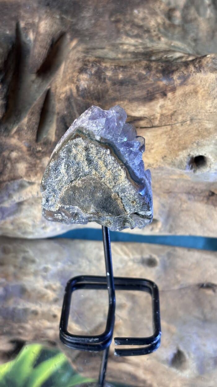 💎 Magischer Roh-Amethyst auf Metallständer – Bild 4