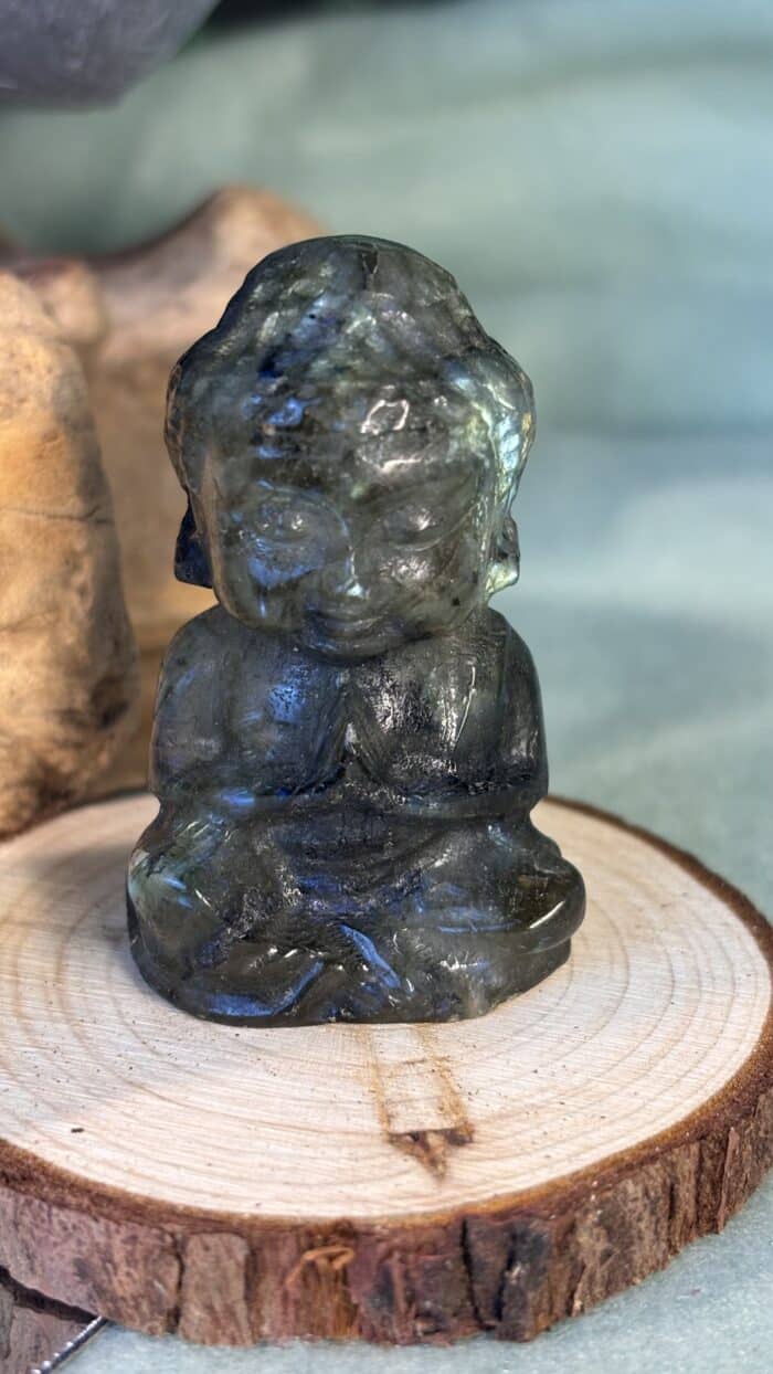 ✨🧘 Magischer Labradorit Buddha – 5 cm, 57,8 g – Bild 1