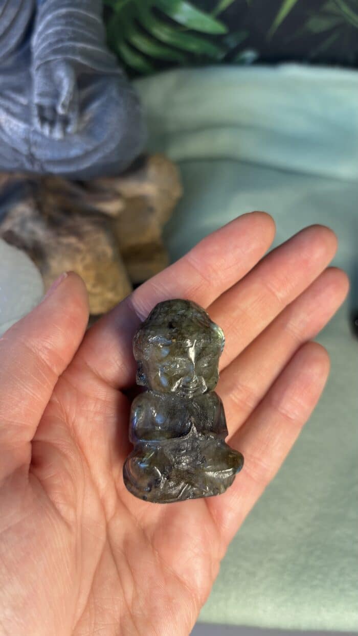 ✨🧘 Magischer Labradorit Buddha – 5 cm, 57,8 g – Bild 3