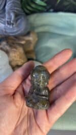 ✨🧘 Magischer Labradorit Buddha – 5 cm, 57,8 g – Bild 4