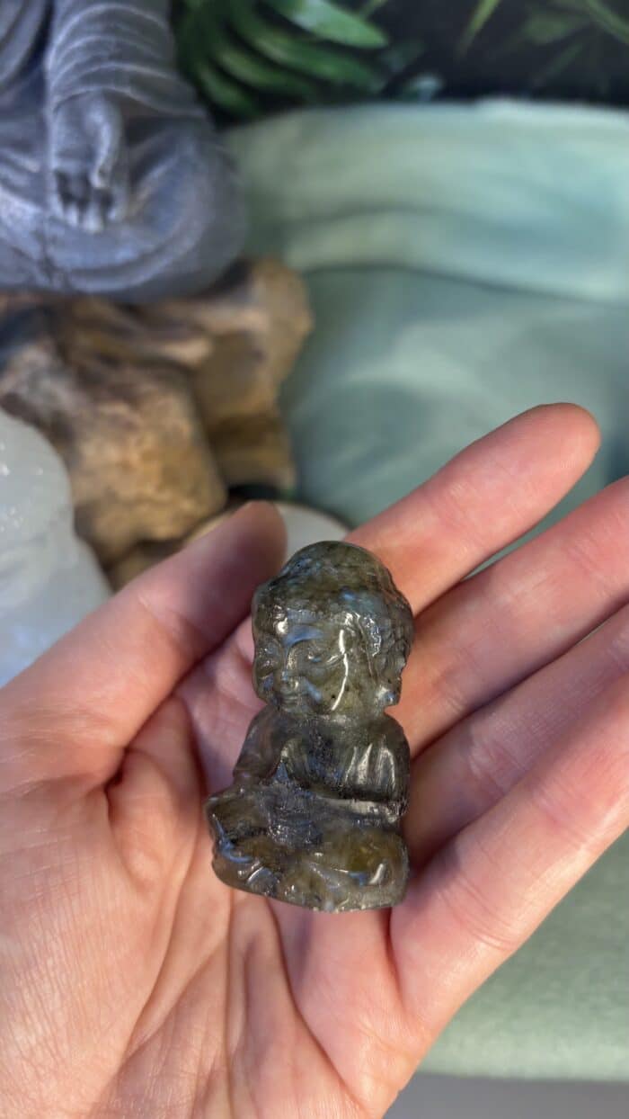 ✨🧘 Magischer Labradorit Buddha – 5 cm, 57,8 g – Bild 4