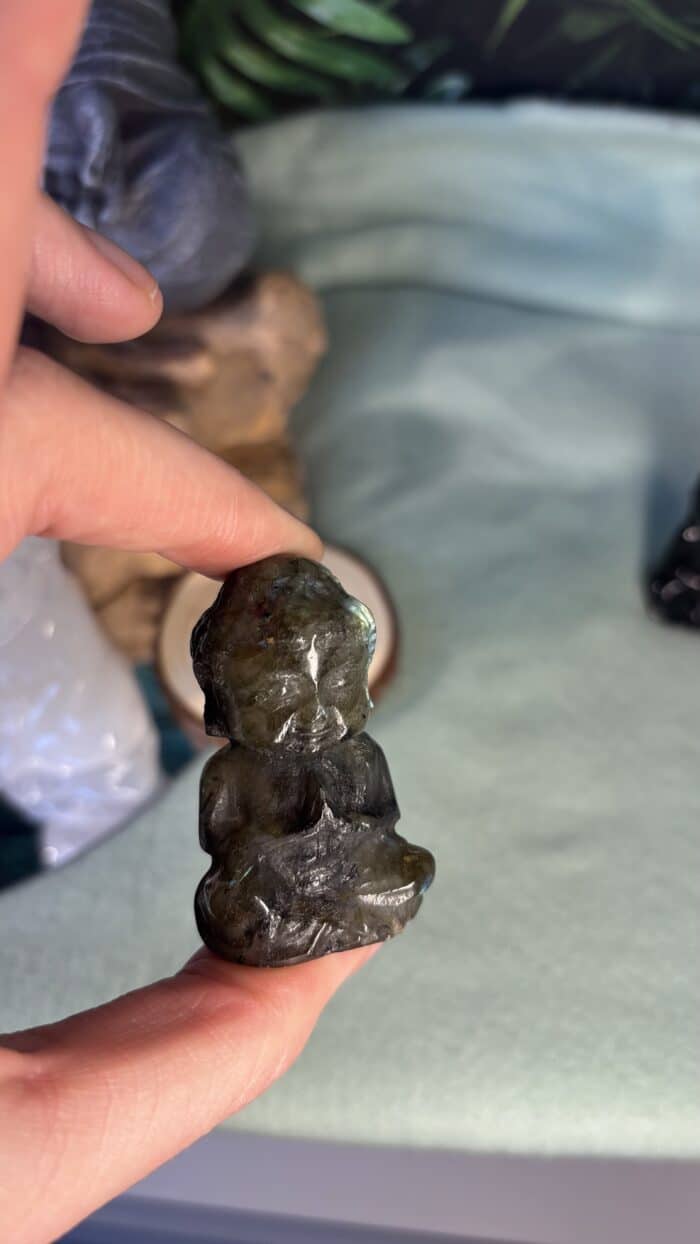 ✨🧘 Magischer Labradorit Buddha – 5 cm, 57,8 g – Bild 5