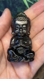 Silberglanz Obsidian Buddha – betend, handverlesen, 4,2 cm, 75,9 g