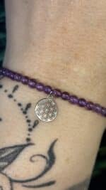 💜 Handgefertigtes Amethyst Armband mit versilbertem Element „Blume des Lebens“ – 9 cm