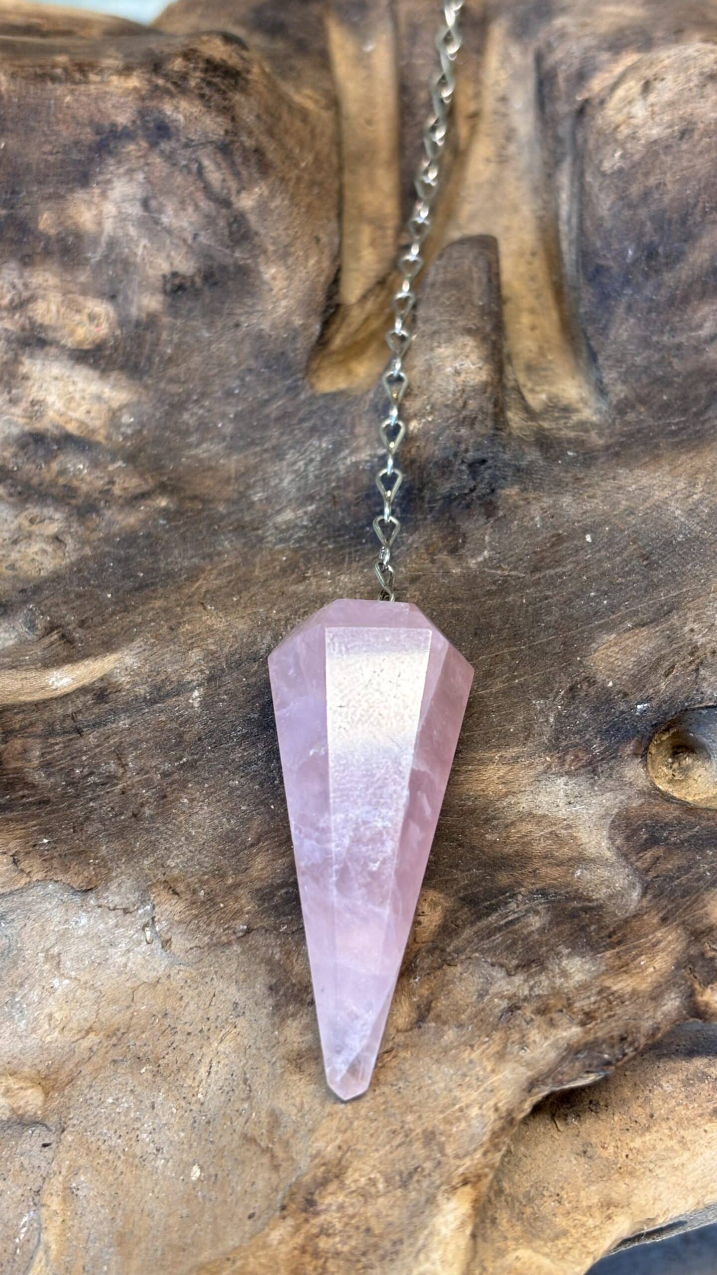 Magisches Rosenquarz Pendel 💗 Magisches Rosenquarz Pendel – 11 g | Länge 4 cm | mit versilberter Kette | vom Großhändler aus Idar-Oberstein – Bild 1