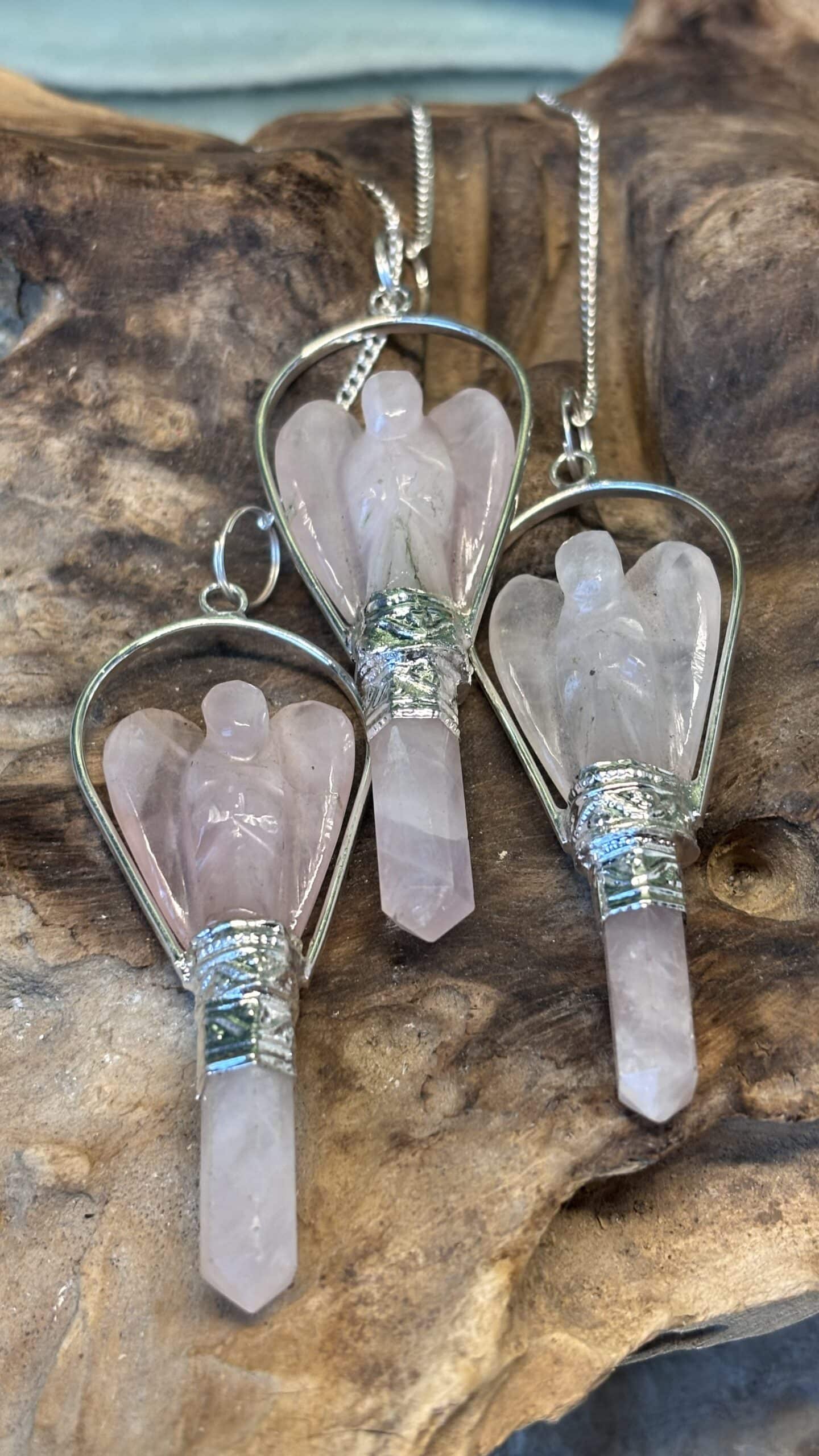 Rosenquarz Engel Pendel 💗😇 Magisches Rosenquarz Engel Pendel mit Rosenquarz-Perle & versilberter Kette | 12,5 g | Länge 7 cm | vom Großhändler aus Idar-Oberstein – Bild 1