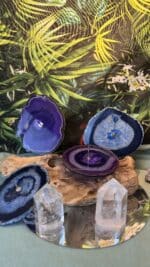 💜 Räucherstäbchenhalter aus Lila Achat-Scheibe mit 4 Silikonfüßen | Handverlesen | 11 cm | 142,6 g | Herkunft: Indien – Bild 6