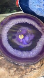 💜 Räucherstäbchenhalter aus Lila Achat-Scheibe mit 4 Silikonfüßen | Handverlesen | 11 cm | 142,6 g | Herkunft: Indien