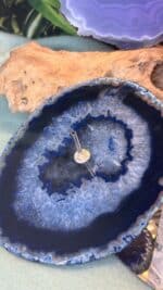 💙 Räucherstäbchenhalter aus Blauer Achat-Scheibe mit 4 Silikonfüßen | Handverlesen | 10,5 × 13 cm | 152 g | Herkunft: Indien