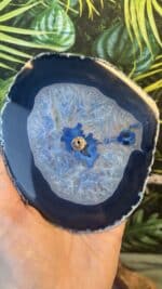 💙 Räucherstäbchenhalter aus Blauer Achat-Scheibe mit 4 Silikonfüßen | Handverlesen | 11,5 × 13 cm | 162,8 g | Herkunft: Indien