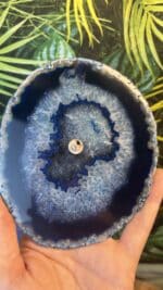 💙 Räucherstäbchenhalter aus Blauer Achat-Scheibe mit 4 Silikonfüßen | Handverlesen | 10,5 × 13 cm | 152 g | Herkunft: Indien – Bild 3