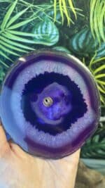 💜 Räucherstäbchenhalter aus Lila Achat-Scheibe mit 4 Silikonfüßen | Handverlesen | 11 cm | 142,6 g | Herkunft: Indien – Bild 2