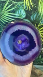 💜 Räucherstäbchenhalter aus Lila Achat-Scheibe mit 4 Silikonfüßen | Handverlesen | 11 cm | 142,6 g | Herkunft: Indien – Bild 4