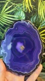 💜 Räucherstäbchenhalter aus Lila Achat-Scheibe mit 4 Silikonfüßen | Handverlesen | 11,5 × 14 cm | 213,4 g | Herkunft: Indien – Bild 3