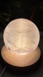 🌕 Magische Selenit-Kristallkugel – Bild 10