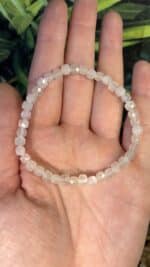 Regenbogen-Mondstein Armband – Intuition, Weiblichkeit & Magie des Lichts ✨🌙 – Bild 5
