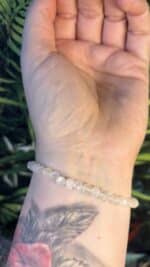 Regenbogen-Mondstein Armband – Intuition, Weiblichkeit & Magie des Lichts ✨🌙 – Bild 4