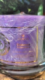 💜 ZARYA Kronenchakra Kerze mit Amethyst – Sandelholz & Mandelöl | Holzdocht | Handgegossen in Deutschland – Bild 4