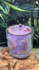 💜 ZARYA Kronenchakra Kerze mit Amethyst – Sandelholz & Mandelöl | Holzdocht | Handgegossen in Deutschland – Bild 3