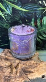 💜 ZARYA Kronenchakra Kerze mit Amethyst – Sandelholz & Mandelöl | Holzdocht | Handgegossen in Deutschland