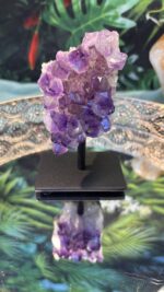 Amethyst auf schwarzem Metallständer 346,9 g – handverlesenes Einzelstück – Bild 3